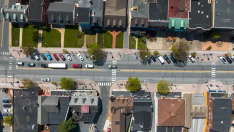 Tráfico-En-La-Calle-Principal-De-Una-Pequeña-Ciudad-Americana.