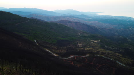 Un-Dron-Se-Eleva-Sobre-Caminos-De-Montaña-Cerca-De-Estepona,-España