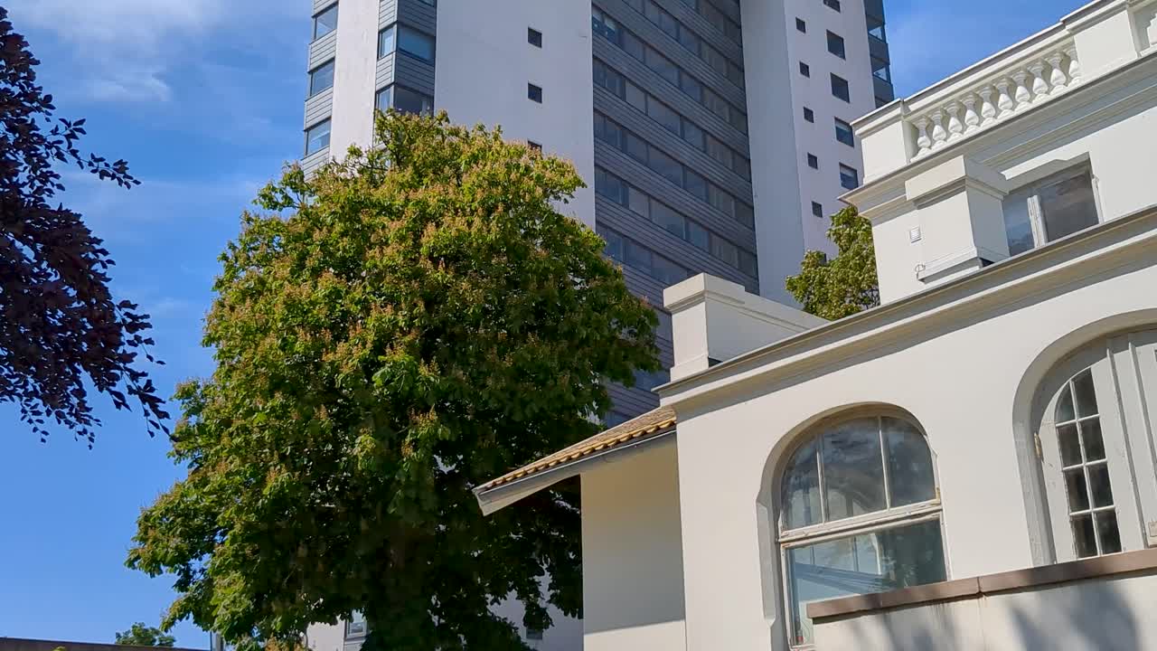 4k 60fps antigua casa sueca del siglo xix frente a un complejo de apartamentos altos - toma de inclinación