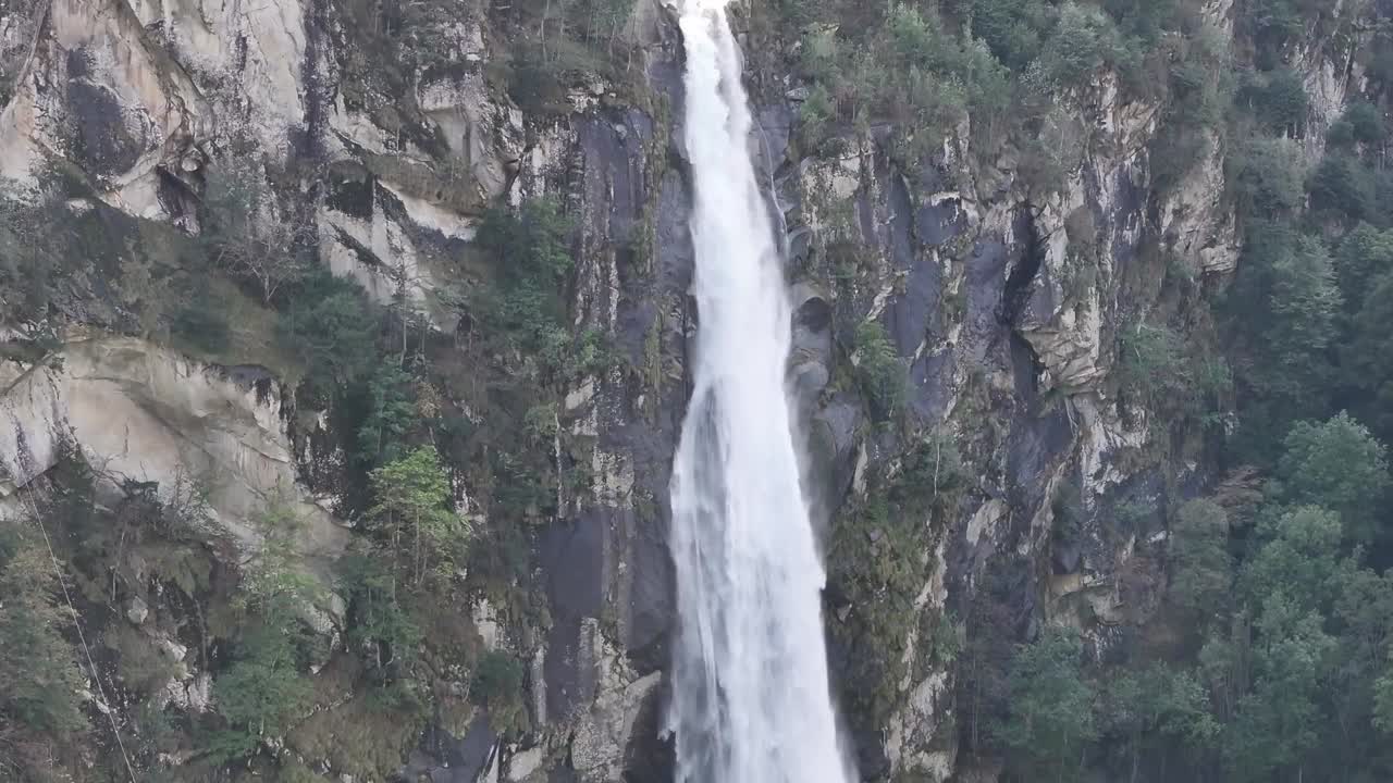 las cataratas de foroglio en medio de la vegetación de tessin, suiza