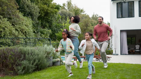 Familie,-Laufen-Und-Kinder-Draußen-Im-Hinterhof