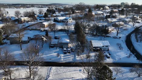 Casas-Y-Edificios-Cubiertos-De-Nieve-En-Los-Suburbios-De-La-Ciudad-Americana-En-La-Nieve-Del-Invierno