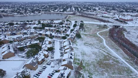 Calles-Cubiertas-De-Nieve-Junto-Al-Lago-De-La-Ciudad,-Hermosa-Vista-Desde-Arriba