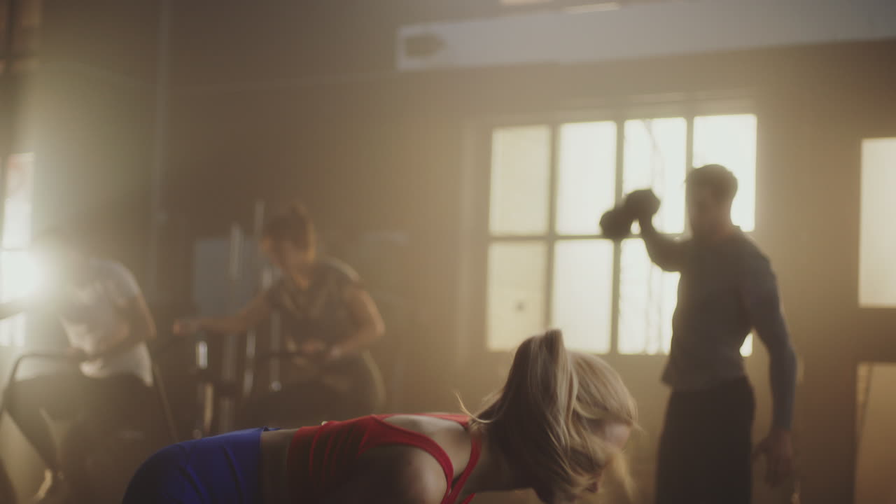 체육관에서 단체 체육 운동