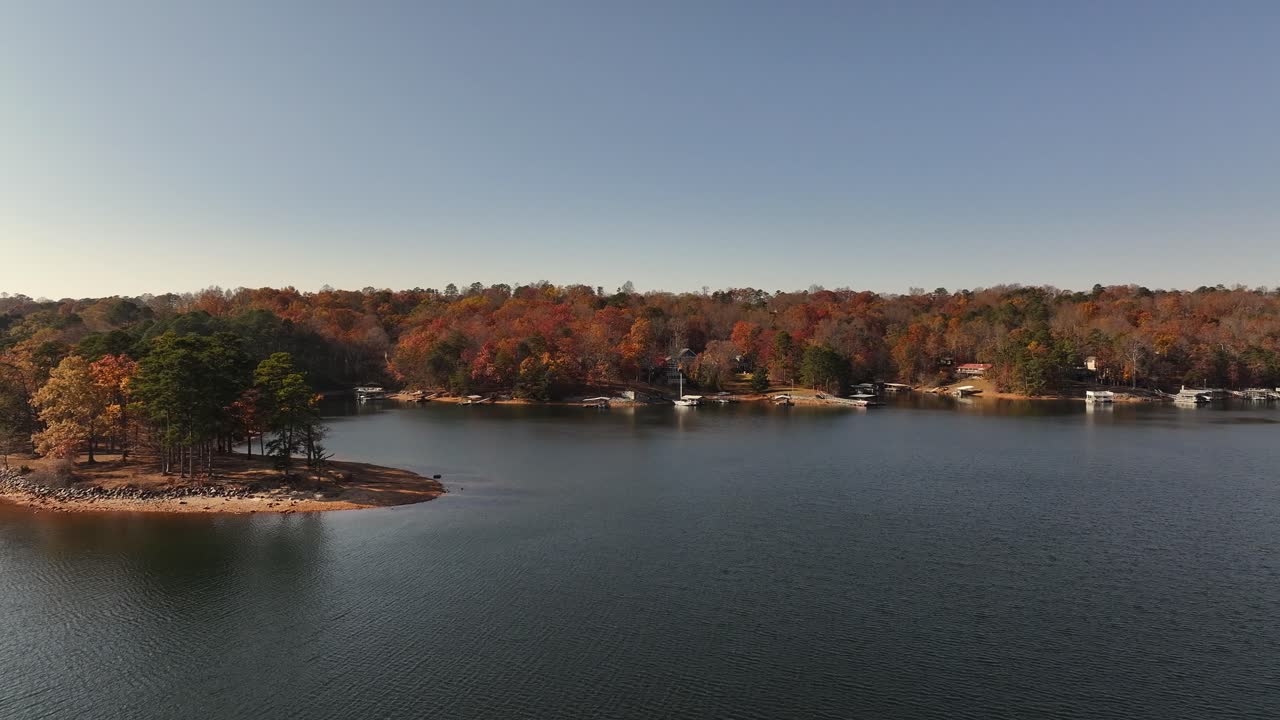 해가 지는 레이크 라니어 (lake lanier) 의 드론 풍경