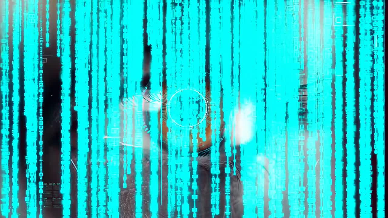 マトリックスコードがオーバーレイされたデジタルな目のクローズアップビデオ、未来的なコンセプトを表現。