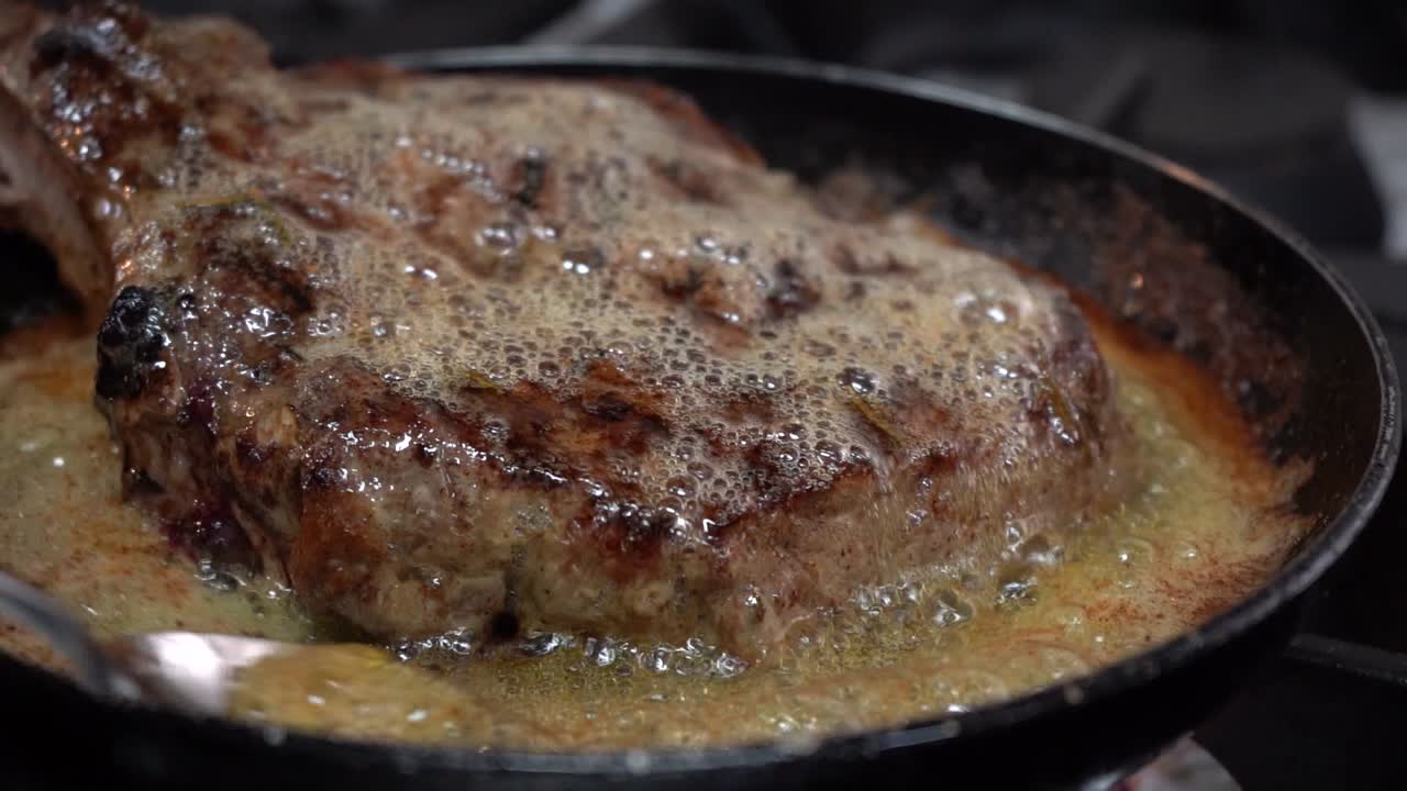 거의 귀한 쇠고기 스테이크를 버터에 굽다