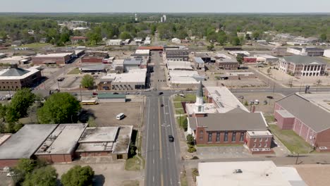 Hope,-Arkansas-downtown-with-drone-video-moving-pulling-back