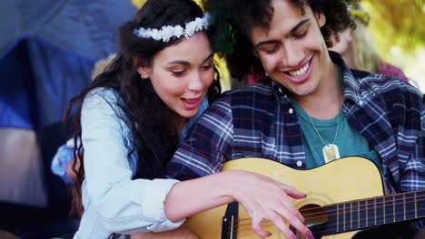 pareja tocando la guitarra en el festival de música 4k