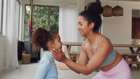 cuidado de la familia, el niño y el cabello con la madre