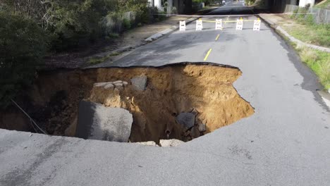 los autos caen por un gran agujero en el fregadero