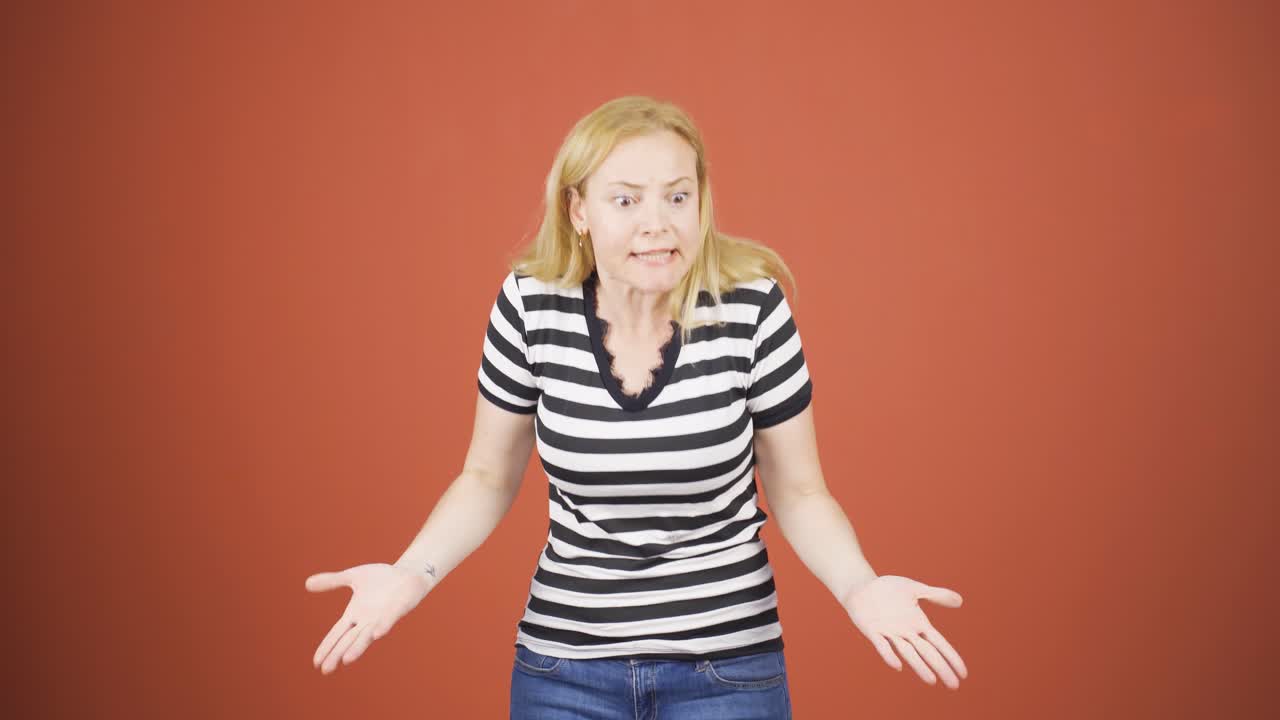 분노로 폭발하는 여자.