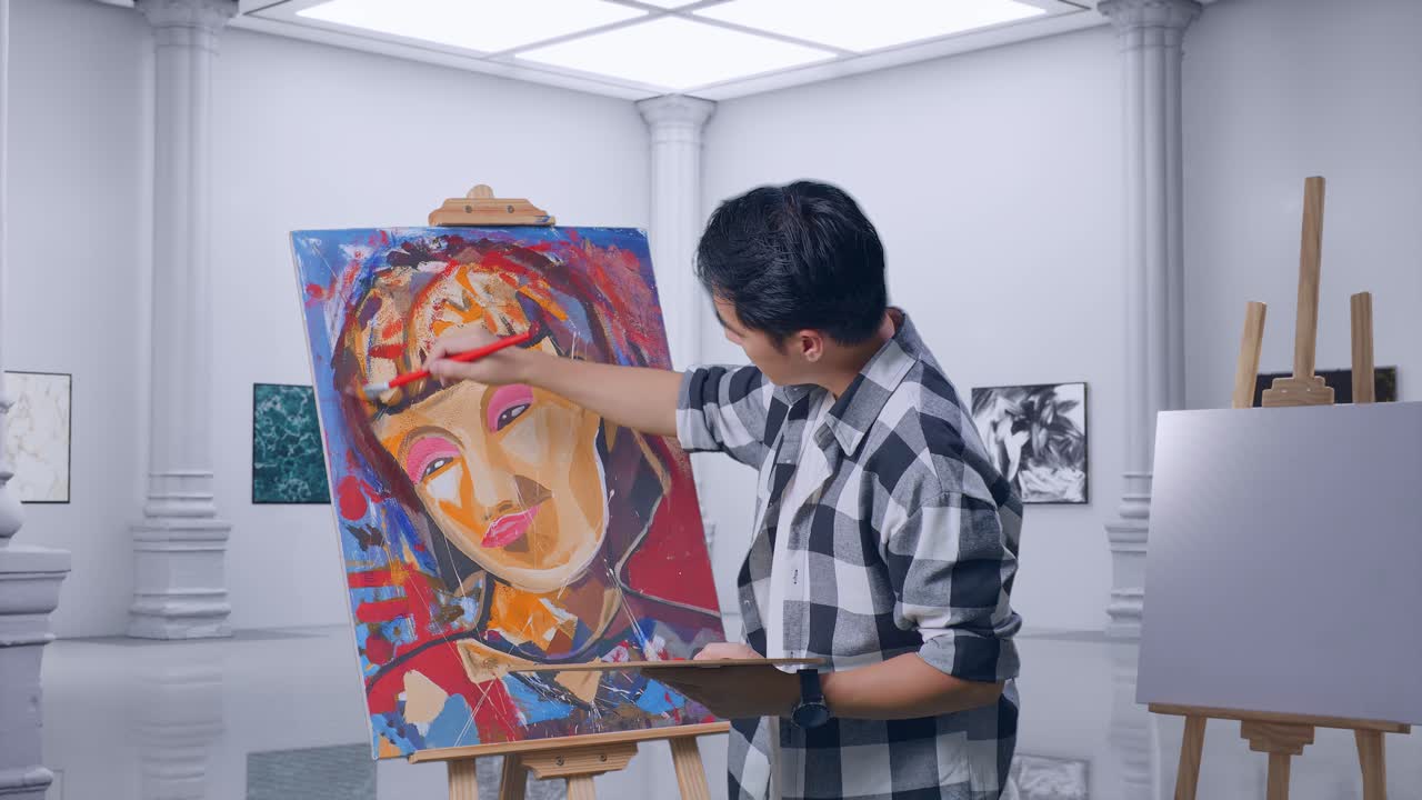미술관에서 추상적인 초상화 그림을 보는 예술가
