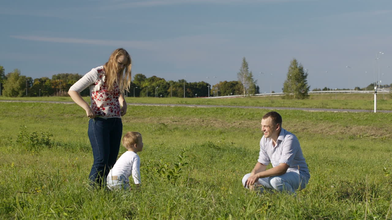 3 명 의 가족 이 야외 에서 즐겁게 지내고 있다