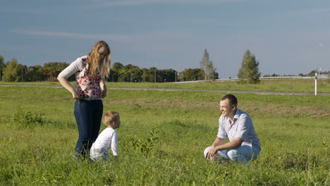 una familia de tres personas divirtiéndose al aire libre