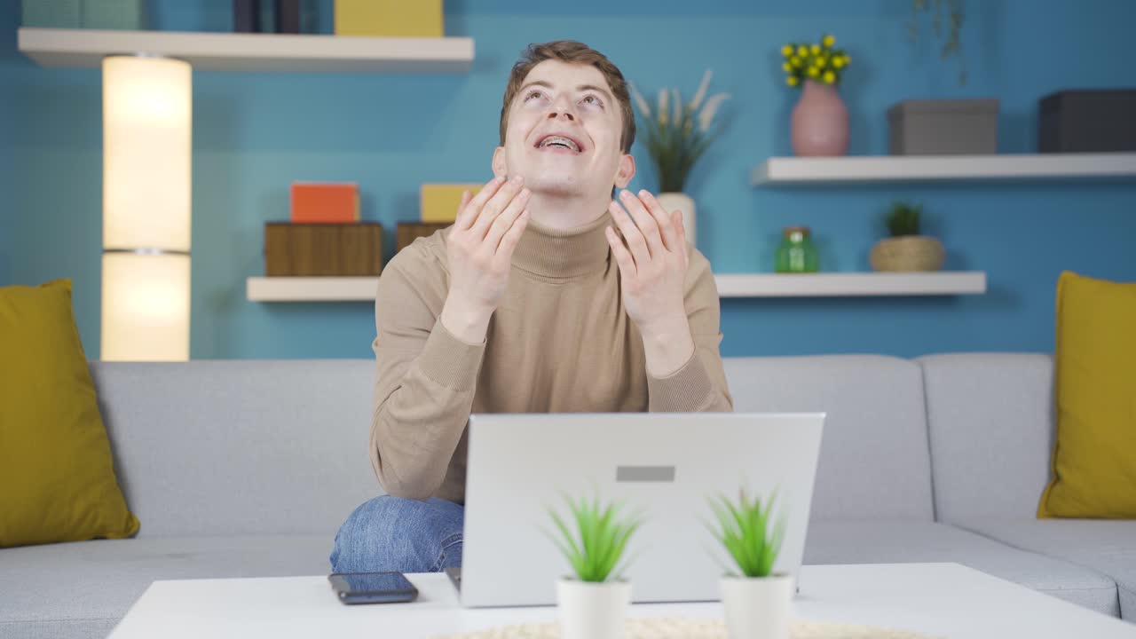 мусульманская молодежь молится аллаху.