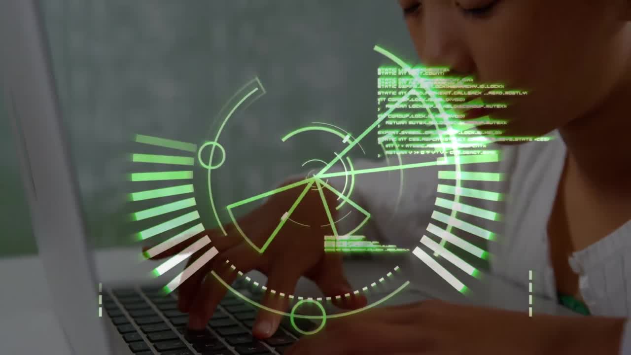 animación del procesamiento de datos sobre una chica asiática escribiendo en una computadora portátil en la escuela