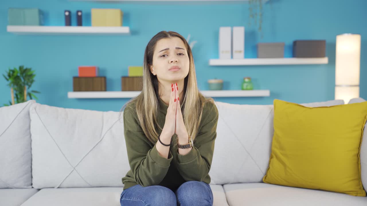 사과하는 젊은 소녀, 슬픈 사과.