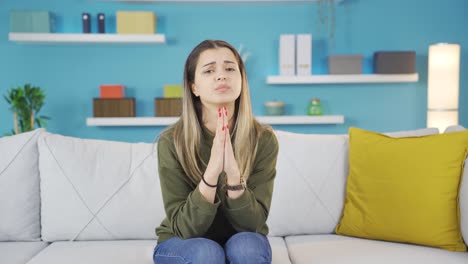 chica joven disculpándose, disculpándose triste.
