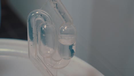 실험실 실험에서 액체가 통과하는 안전 튜브