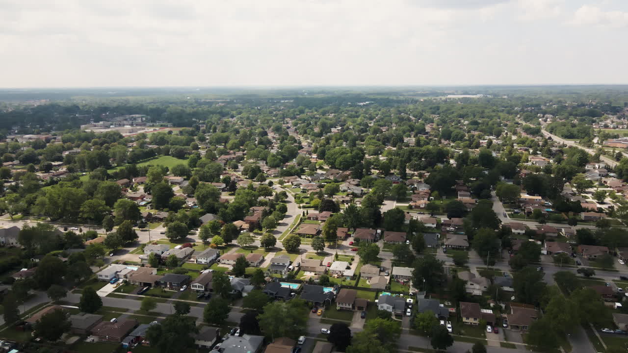 sobrevuelo aéreo hermosa ciudad suburbana rural en canadá durante un día soleado en verano