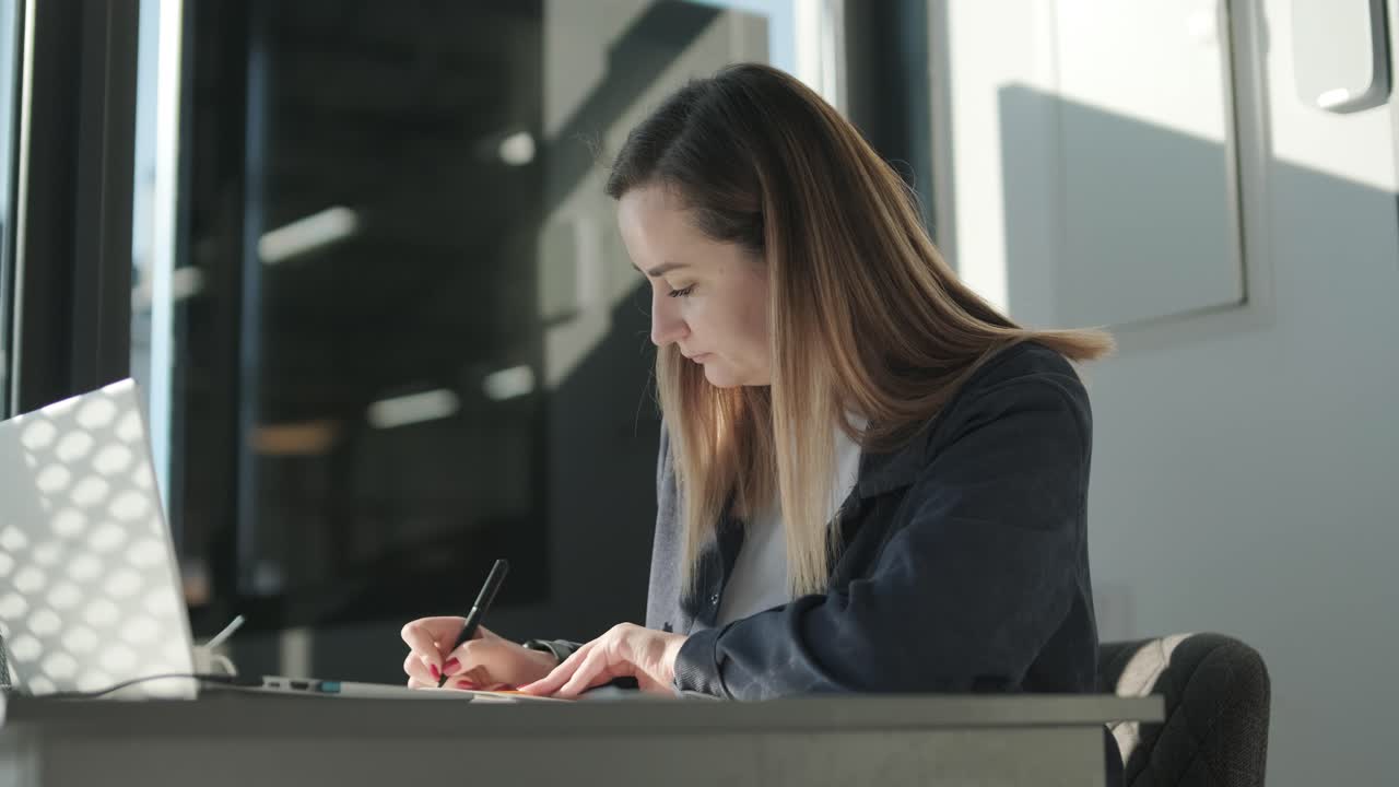 Responsabile del servizio auto che lavora alla scrivania in ufficio