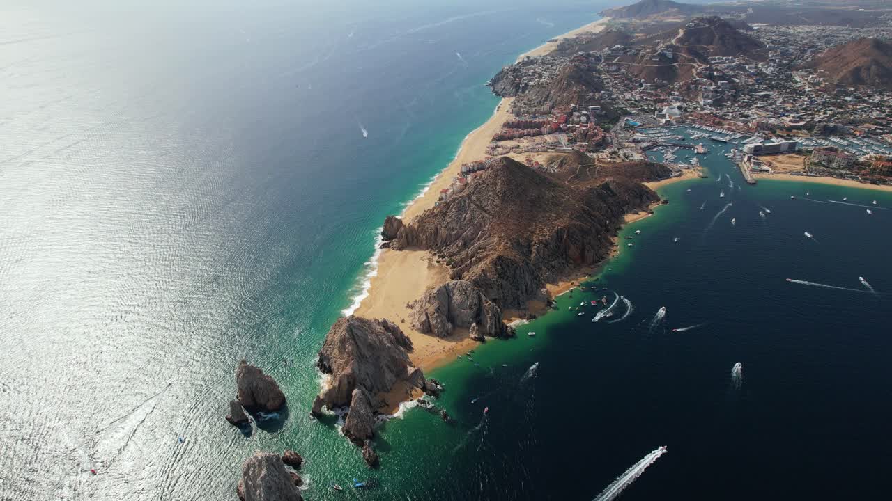 descripción aérea del arco rocoso de cabo san lucas, méxico - reversa, disparo de drones