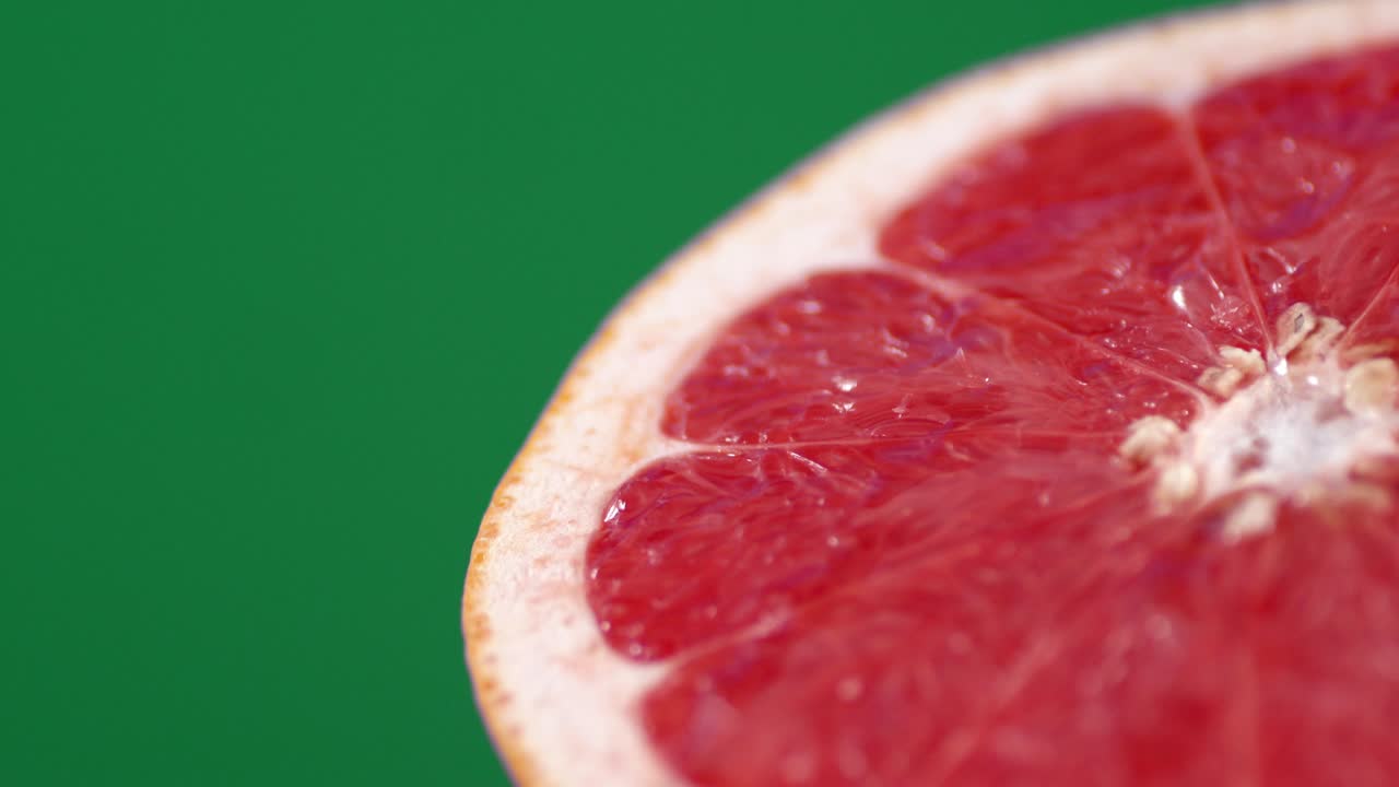 Med skiver av moden grapefrukt som drypper en dråpe juice