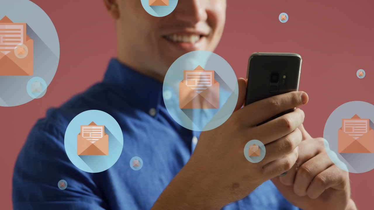 animación del procesamiento de datos de las redes sociales sobre un empresario caucásico que usa un teléfono inteligente