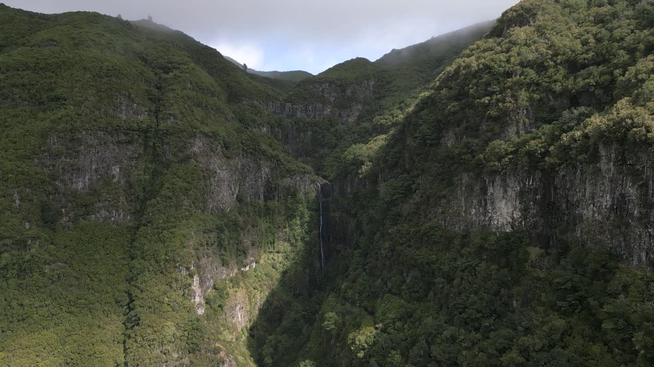 cascata do risco 4k imágenes cinematográficas de aviones no tripulados - isla da madeira - portugal