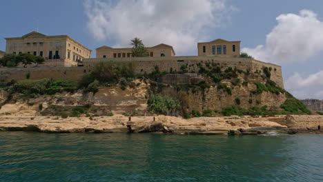 Historische-Hellbraune-Architektur-Und-Ummauerte-Gebäude-Von-Valletta,-Malta,-Blick-Vom-Boot