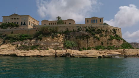 arquitectura histórica y edificios amurallados de valletta malta, vista desde un barco