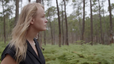 mujer en un bosque