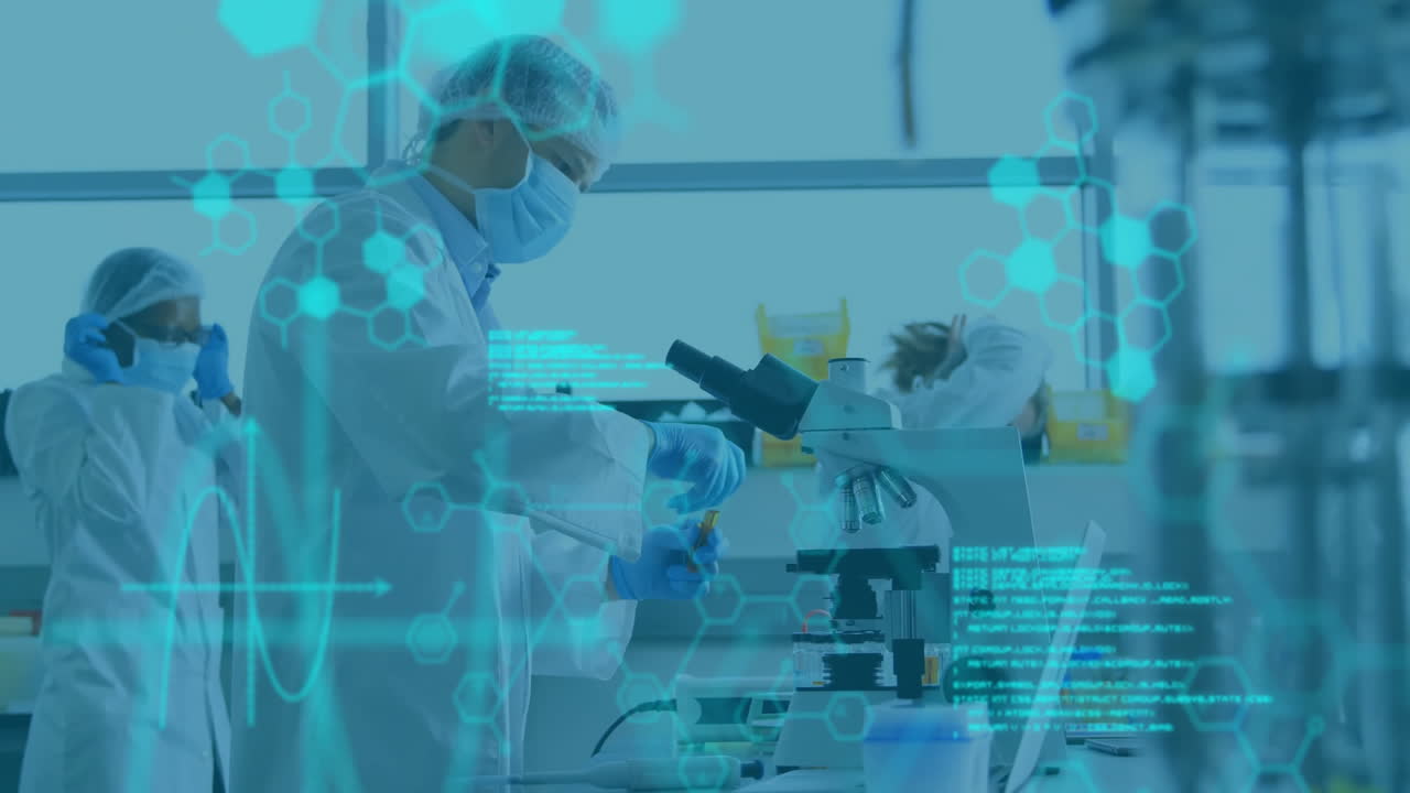 animación del procesamiento de datos científicos sobre una científica biracial en el laboratorio