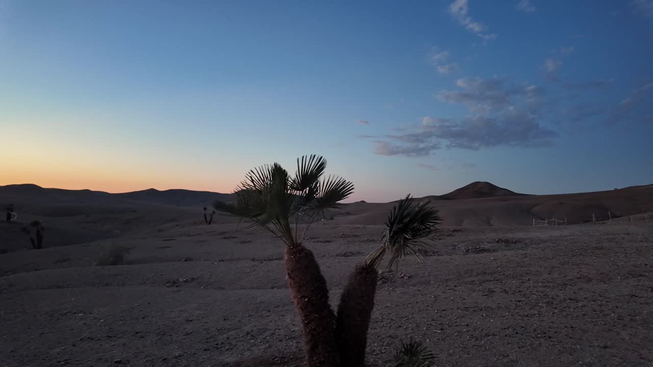 Deserto de Agafay, céu limpo, pôr do sol na hora dourada, natureza perto de Marraquexe, Marrocos.