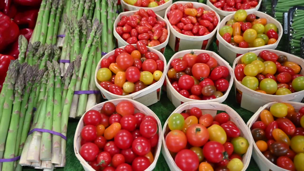 Cannes, Frankrig – 13. februar 2022: Mange grøntsager udstillet på et marked