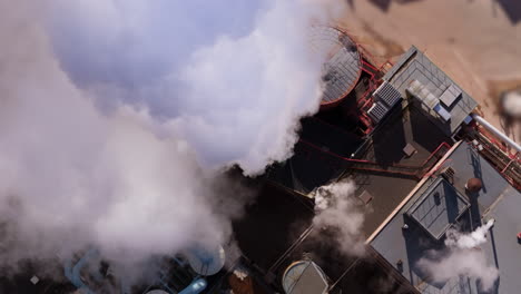 huella de carbono pesada de la fábrica que emite gases de efecto invernadero nocivos, antena superior
