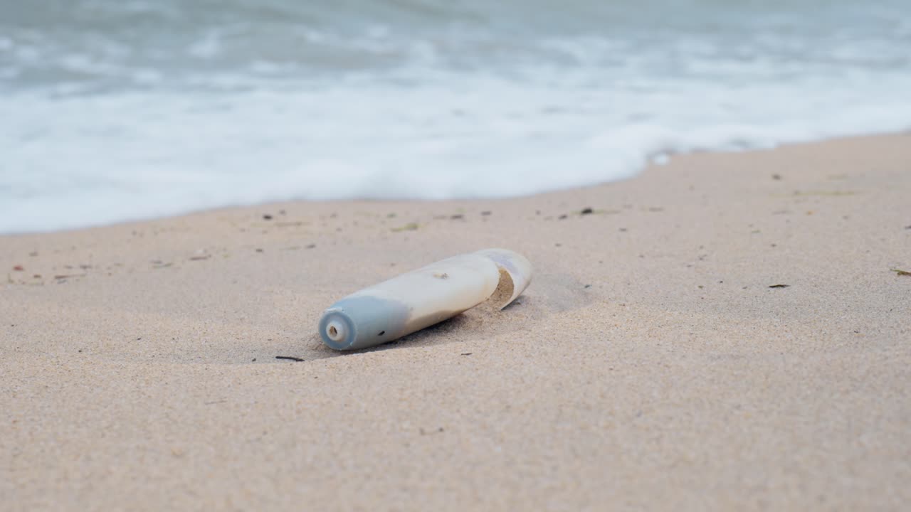 Rifiuti spiaggiati su una spiaggia remota nell'estremo nord dell'Australia