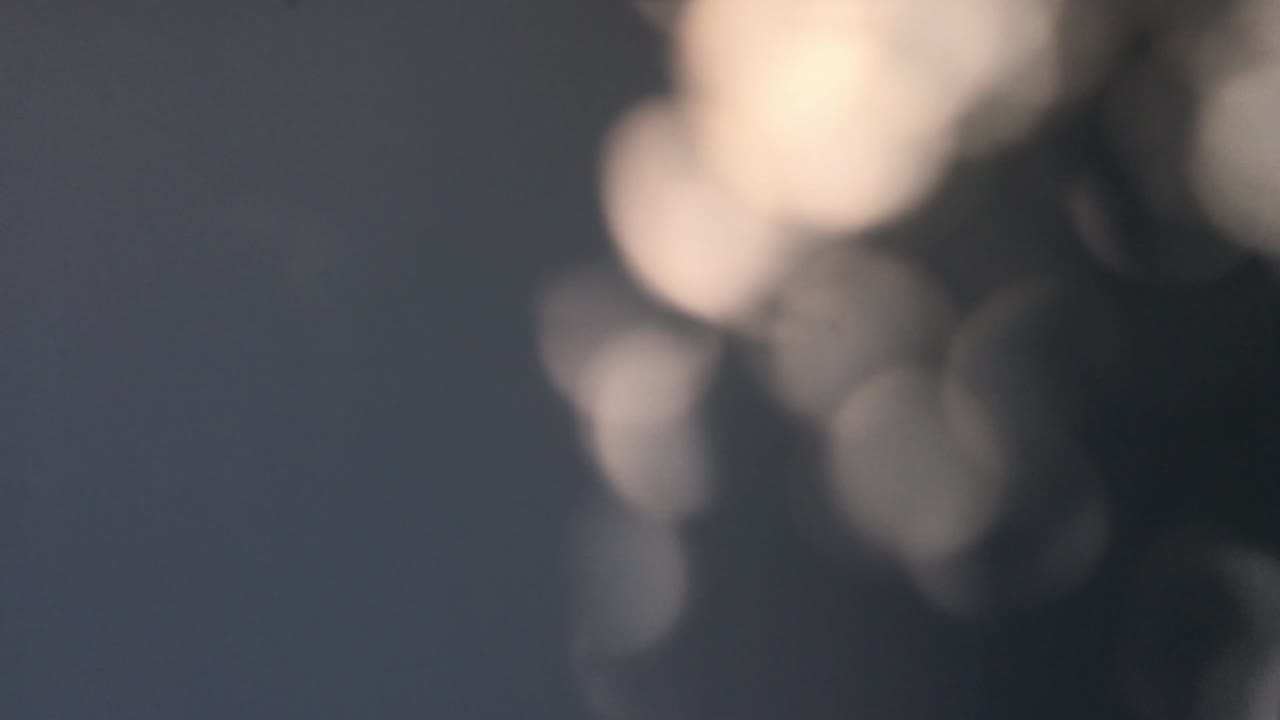 유리 창문의 추상적인 빛과 그림자 반사