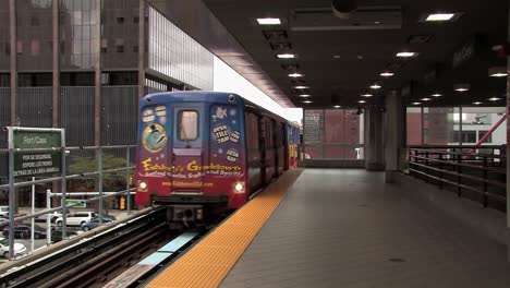 detroit people mover nadie sube o baja del tren en fort cass, michigan, ee.uu.