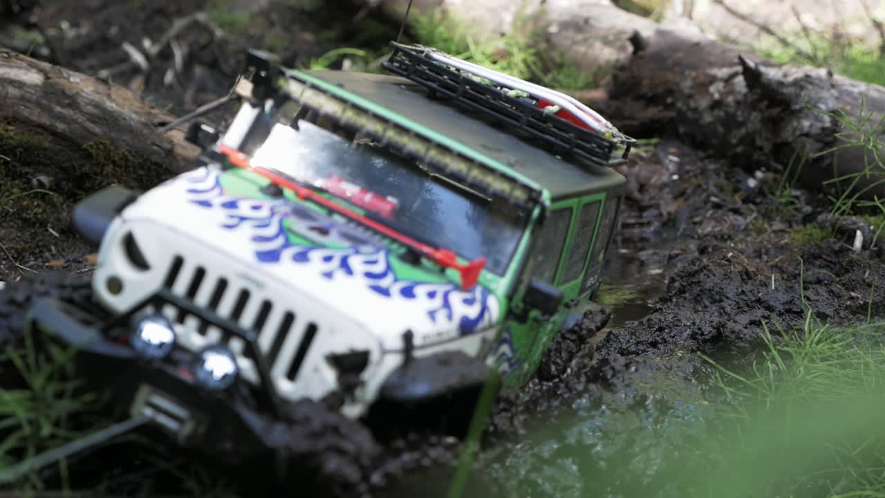 Rc Jeep getting to get out of the mud