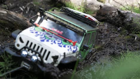 rc jeep getting to get out of the mud