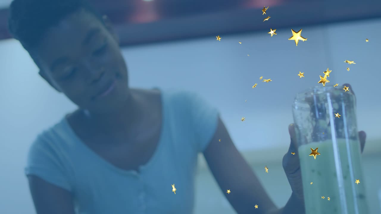 Mulher colocando fatias de maçã em uma tábua de cortar e pressionando o botão do liquidificador, criando um smoothie verde