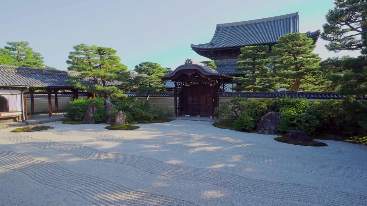 caminar por el edificio principal del templo japonés en kyoto, llamado kennin ji