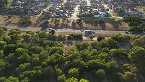 Luftaufnahme-Eines-Busses,-Der-An-Einem-Sonnigen-Sommertag-Am-Busbahnhof-Auf-Der-Australischen-Autobahn-Neben-Einem-Vorort-Der-Stadt-Perth-In-Australien-Hielt