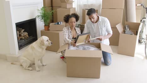 Mujer-Joven-Acariciando-A-Su-Perro-Mascota