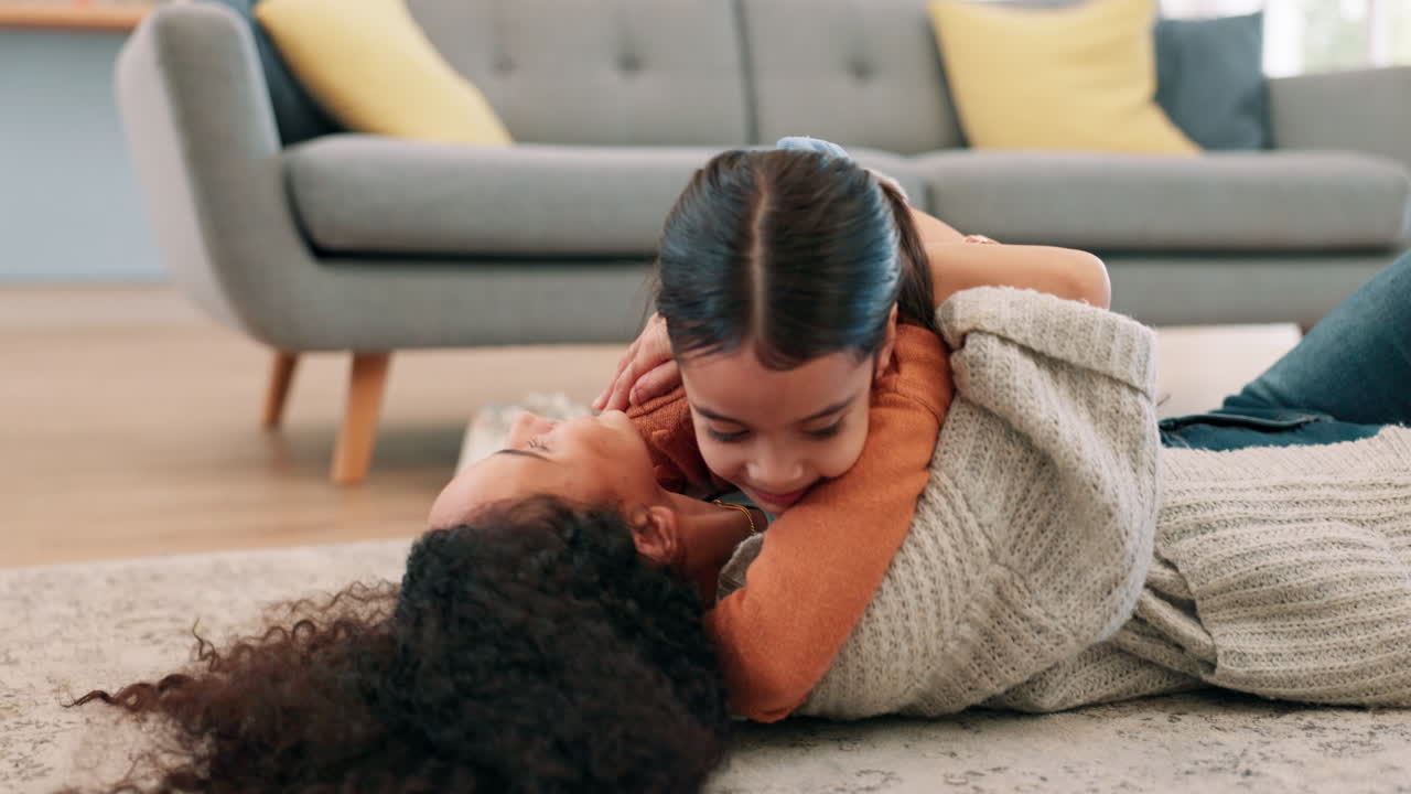 Bambini, amore e una madre giocosa con la figlia