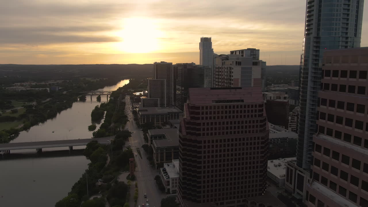 Vista aérea do pôr do sol sobre o lago da cidade no centro de Austin, Texas.