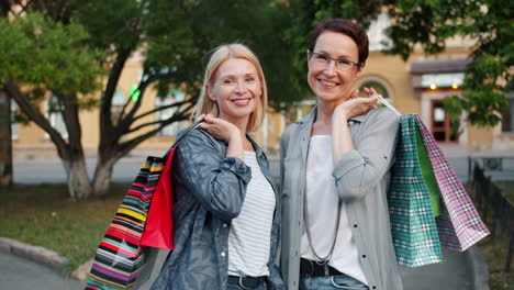 dos mujeres haciendo compras.