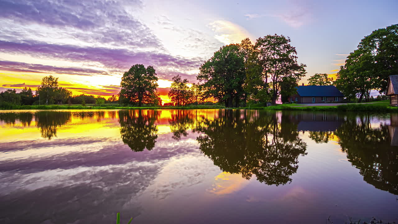 앞면에 호수가 있는 영화적인 일출 타임  ⁇ 스 는 놀라운 반사와 아름다운 장면 을 제공 한다